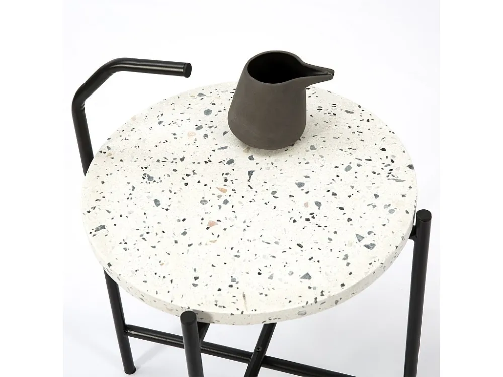 Bijzettafel Yala, ronde terrazzo blad het wit en zwarte metalen poten. VS Venta-stock