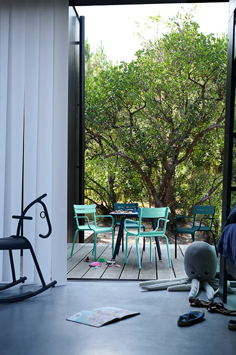 Fermob Luxembourg tuinstoel met arm Cedar green