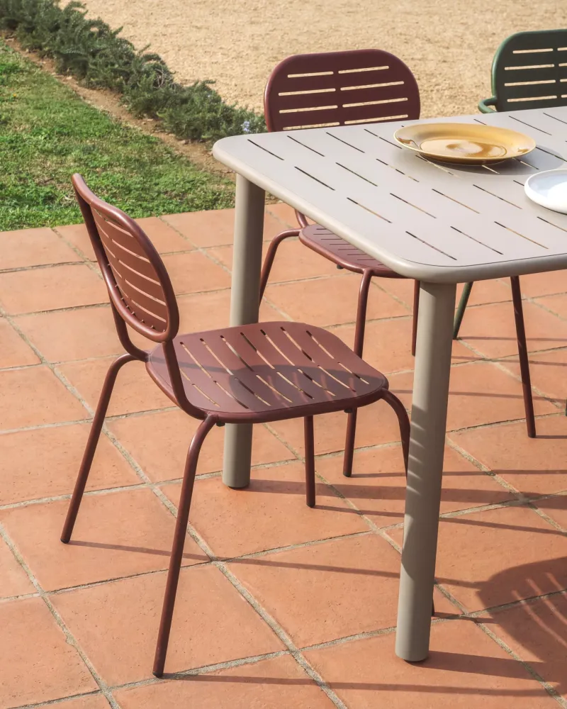 Kave Home Brai tuinstoel gegalvaniseerd Burgundy