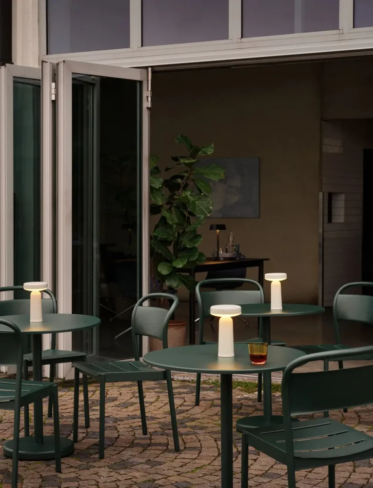 Muuto Linear Steel tuintafel bistro rond Ø70 cm Dark Green