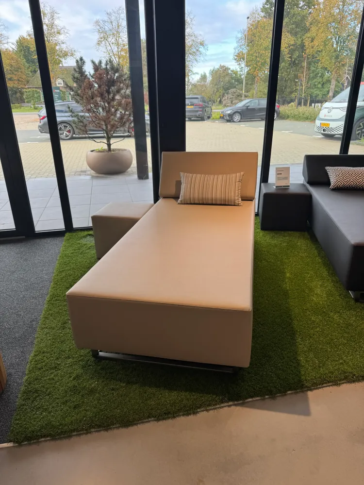 Loungebed met bijzettafel showroommodel – 90 x 200 cm Rhodos