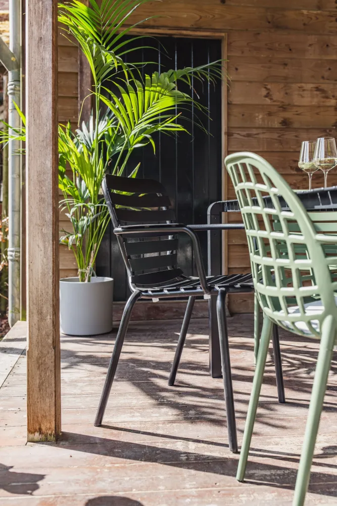 Zuiver Vondel tuinstoel met armleuning Black