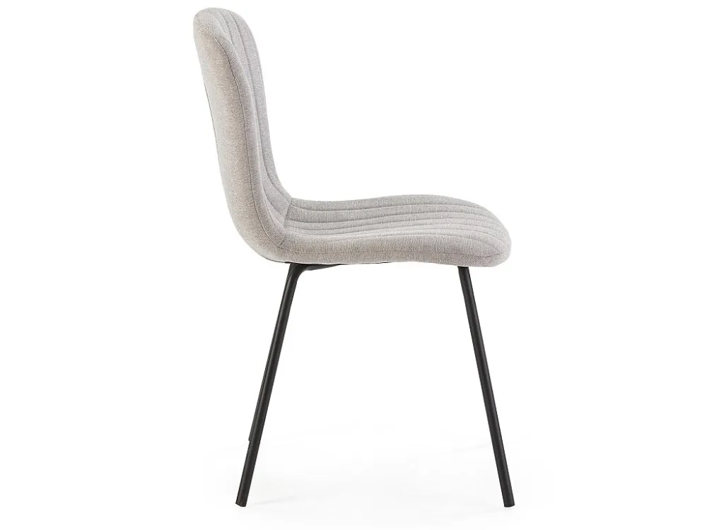Vier Lucky stoelen met lichtgrijze stoffen bekleding inpakken. VS Venta-stock