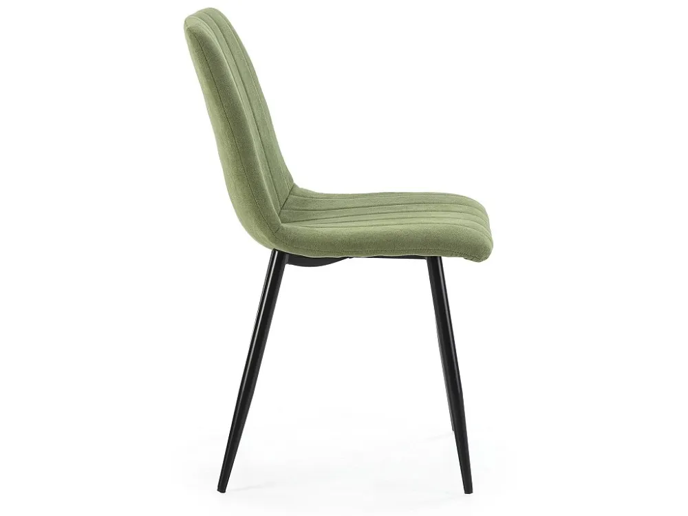 Vier stoelen van Sagi bekleed met groene stof. VS Venta-stock