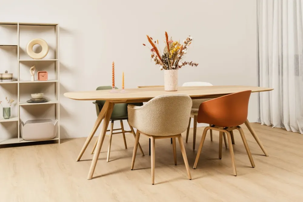 Audo Copenhagen Harbour eetkamerstoel gestoffeerd Bouclé 02 dark stained oak