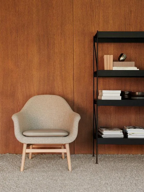 Audo Copenhagen Harbour fauteuil gestoffeerd Bouclé 02 dark stained oak