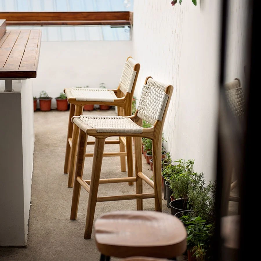 Barkrukken met lage rugleuning Witte eetkamerkrukken met massief houten onderstel Clearhalo