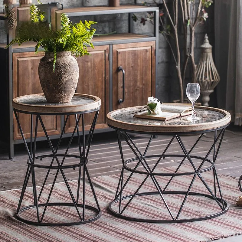 Bijzettafel met rond dienblad, rustieke houten en metalen snacktafel aan de zijkant Clearhalo