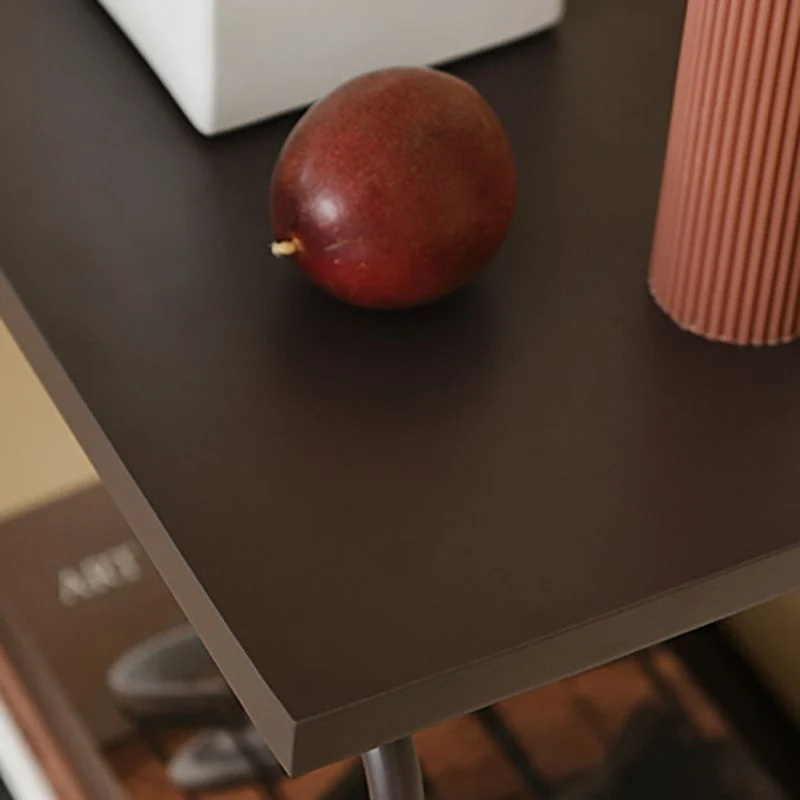 Bijzettafel met sledebasis Rechthoekig metalen bijzettafeltje met plank Clearhalo