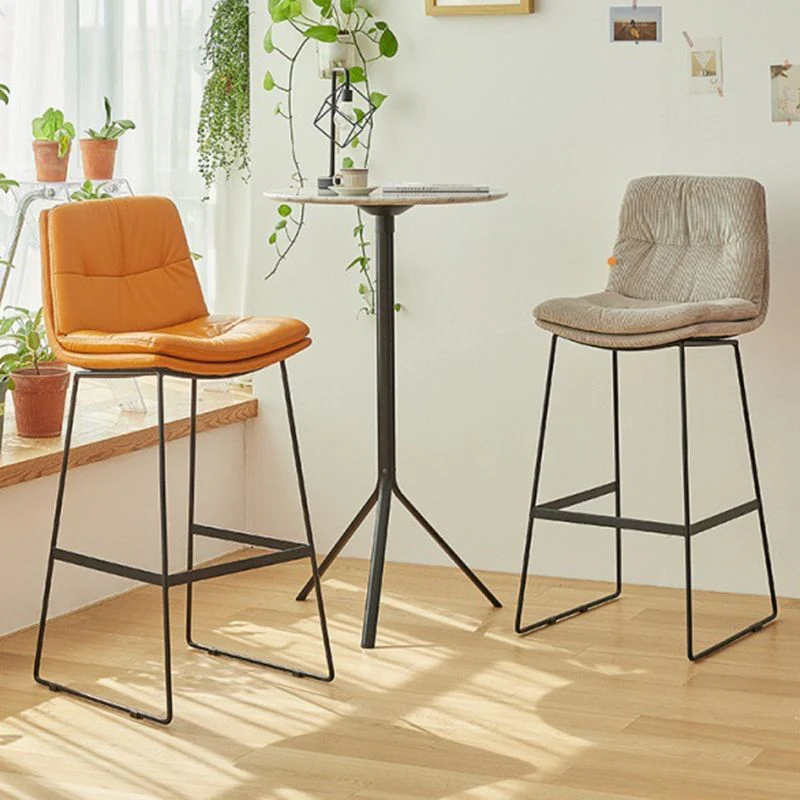 Coffee Shop Scandinavische kruk met lage rugleuning en matte afwerking, gestoffeerde barkrukken Clearhalo