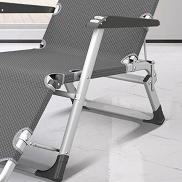 Eigentijdse grijze standaard fauteuil met metalen onderstel en zwarte armleuningen Clearhalo