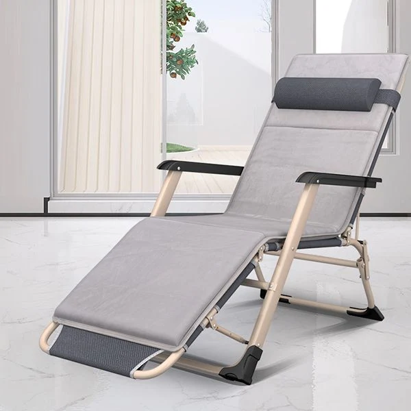 Eigentijdse grijze standaard fauteuil met metalen onderstel en zwarte armleuningen Clearhalo