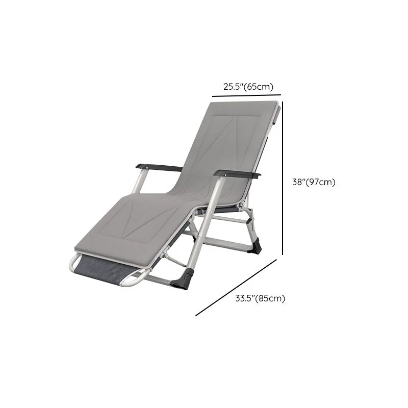 Eigentijdse grijze standaard fauteuil met metalen onderstel en zwarte armleuningen Clearhalo