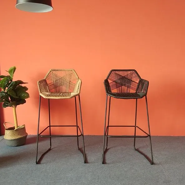 Eigentijdse kunststof barkruk Binnenbarkruk met ijzeren poten en pedaal Clearhalo