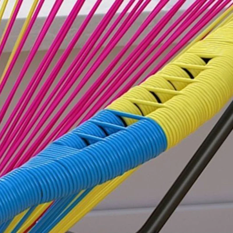 Eigentijdse rieten schommelstoel met kleurblokken voor binnen Clearhalo