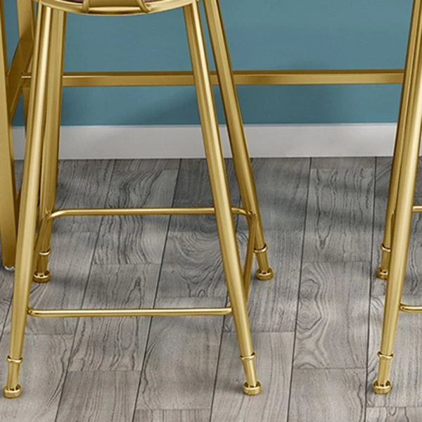 Gestoffeerde eetkamerkruk Glam barkruk met lage rugleuning en goudkleurig metalen onderstel Clearhalo