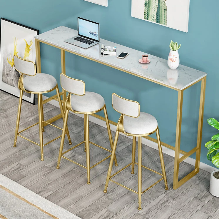 Gestoffeerde eetkamerkruk Glam barkruk met lage rugleuning en goudkleurig metalen onderstel Clearhalo