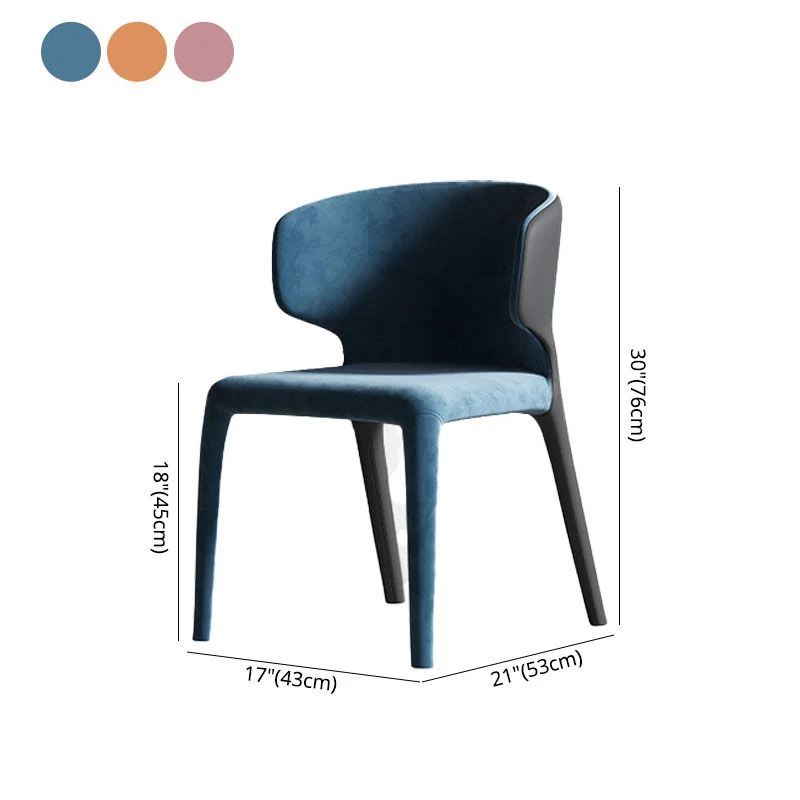 Gestoffeerde leren eetkamerstoelen. Fauteuils met rugleuning en metalen poten Clearhalo