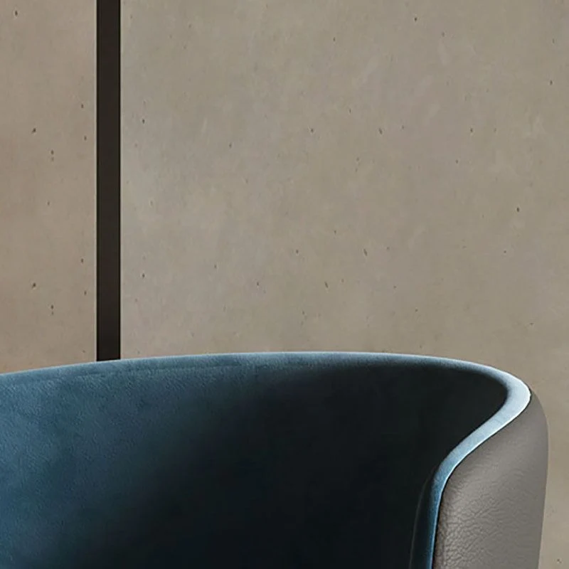 Gestoffeerde leren eetkamerstoelen. Fauteuils met rugleuning en metalen poten Clearhalo