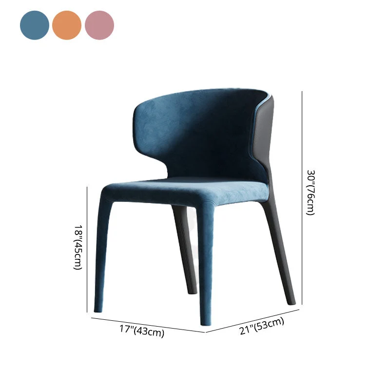 Gestoffeerde leren eetkamerstoelen. Fauteuils met rugleuning en metalen poten Clearhalo