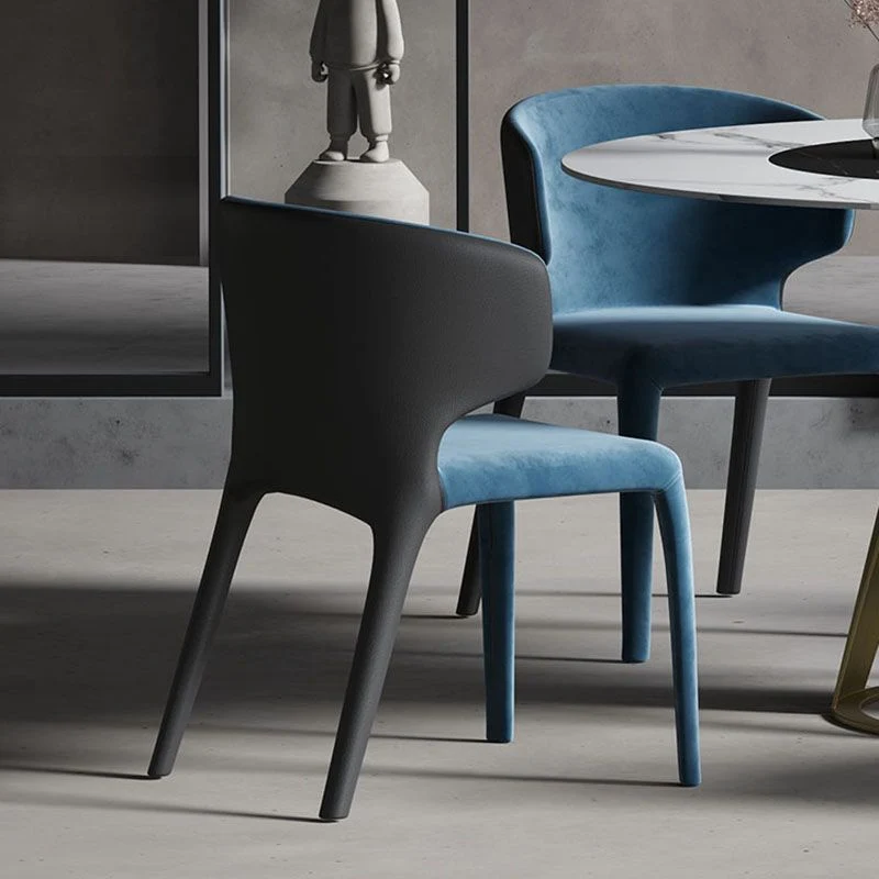 Gestoffeerde leren eetkamerstoelen. Fauteuils met rugleuning en metalen poten Clearhalo