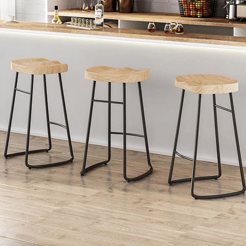 Houten moderne barkruk, rugloze, natuurlijke contouren zitkruk met ijzeren poten Clearhalo