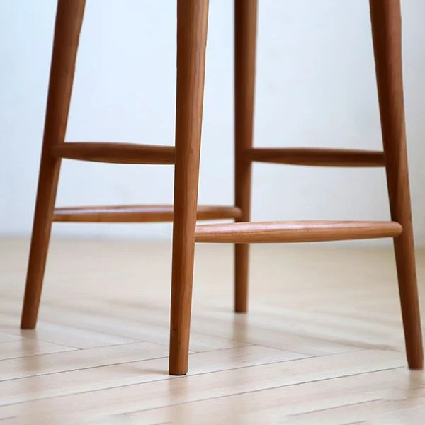 Matte afwerking massief houten tegenstoelen Moderne binnenkrukken Clearhalo