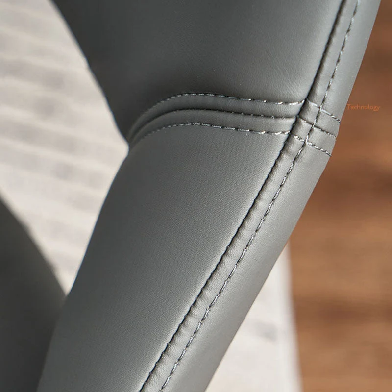 Met leer beklede eetkamerstoelen zonder armleuningen, zijstoelen met open achterkant en metalen poten Clearhalo