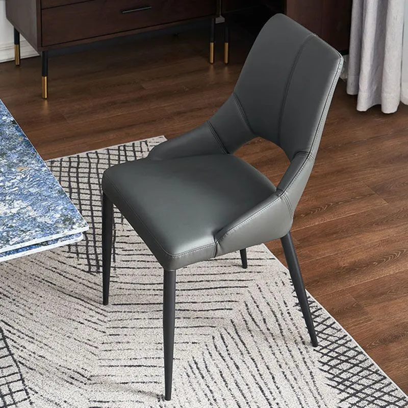 Met leer beklede eetkamerstoelen zonder armleuningen, zijstoelen met open achterkant en metalen poten Clearhalo