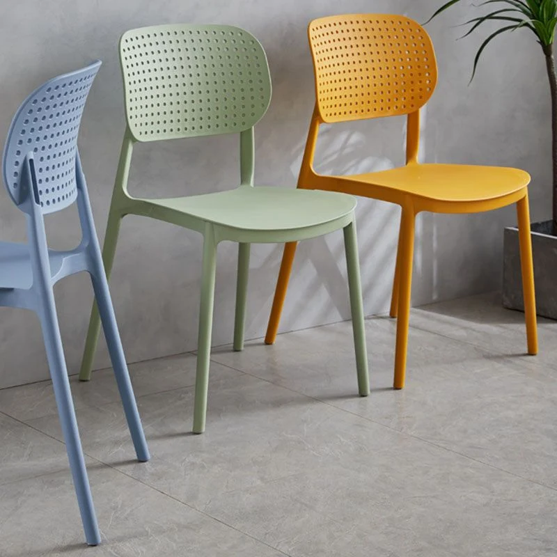 Minimalistisch design kunststof eetkamerstoel zonder armleuningen. Eetstoelen met open rug Clearhalo