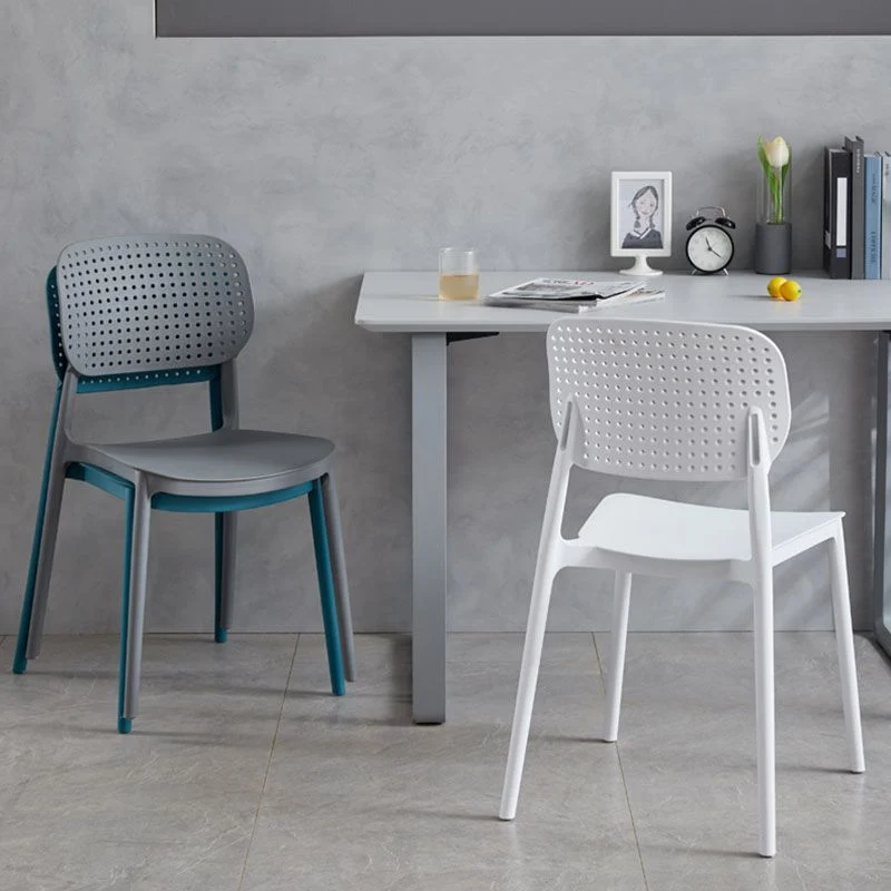 Minimalistisch design kunststof eetkamerstoel zonder armleuningen. Eetstoelen met open rug Clearhalo