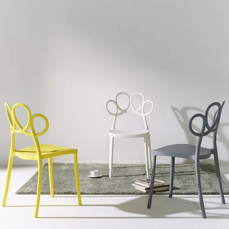 Minimalistische kunststof eetkamerstoel zonder armleuningen. Bijzetstoel met open rug Clearhalo