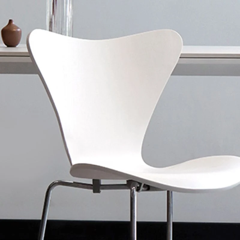 Moderne, armloze bijzetstoel vervaardigd uit hout, stapelbare eetkamerstoelen Clearhalo