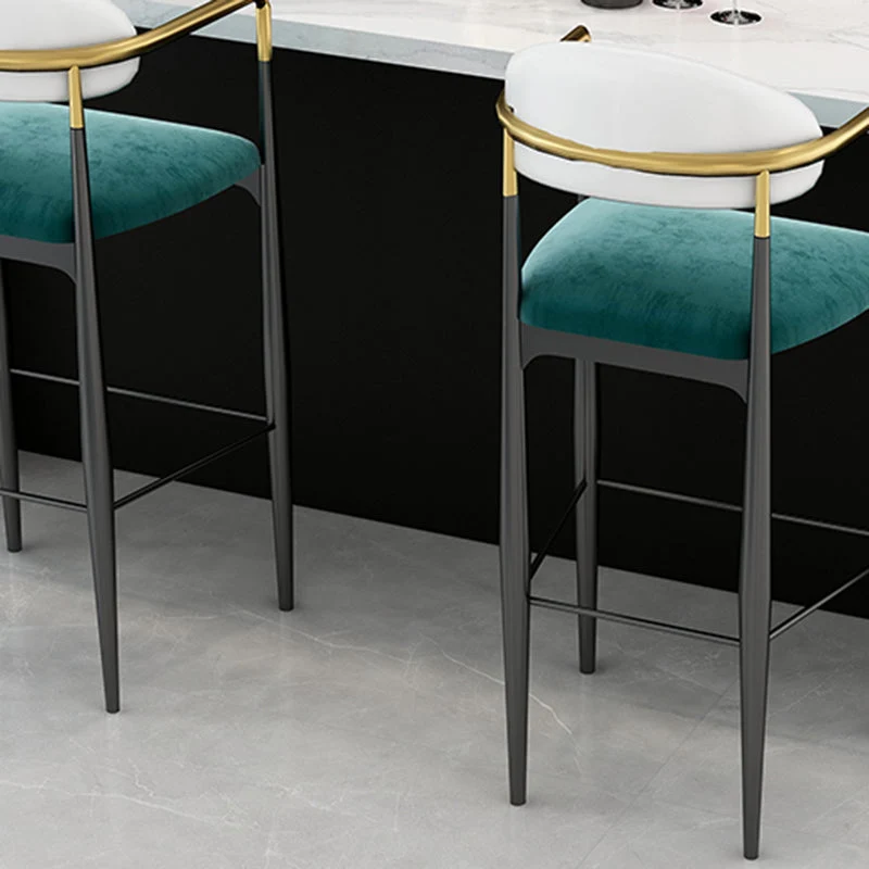 Moderne armloze rugleuning tegenkruk ijzeren barkruk met kussen voor eetkamer Clearhalo