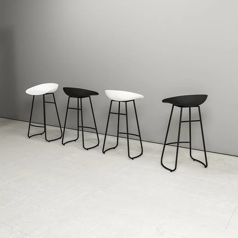 Moderne armloze rugleuning tegenkruk, ijzeren barkruk met acryl zitting en pedaal voor bar Clearhalo
