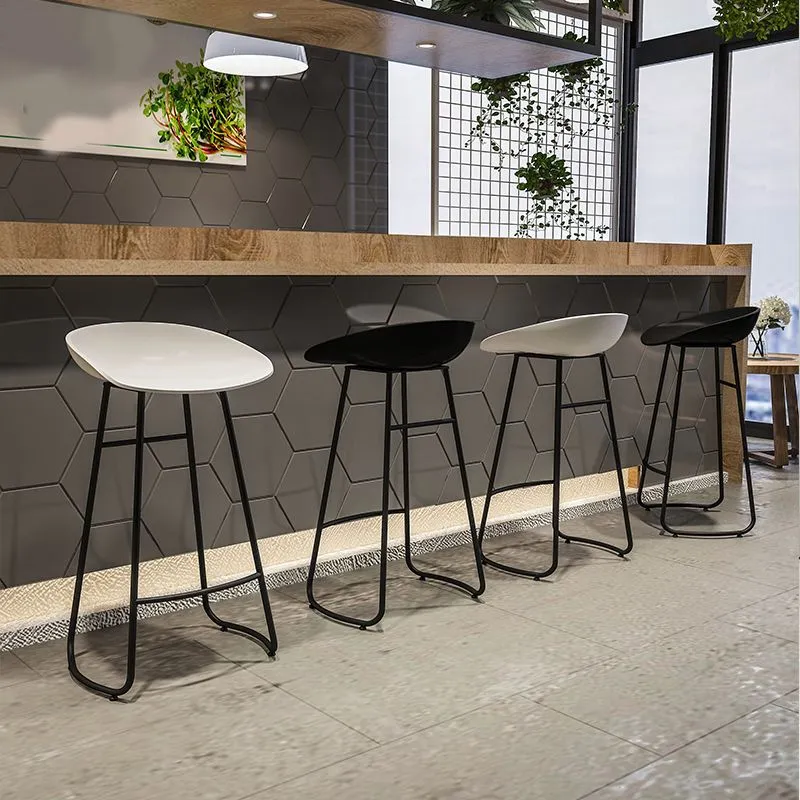 Moderne armloze rugleuning tegenkruk, ijzeren barkruk met acryl zitting en pedaal voor bar Clearhalo