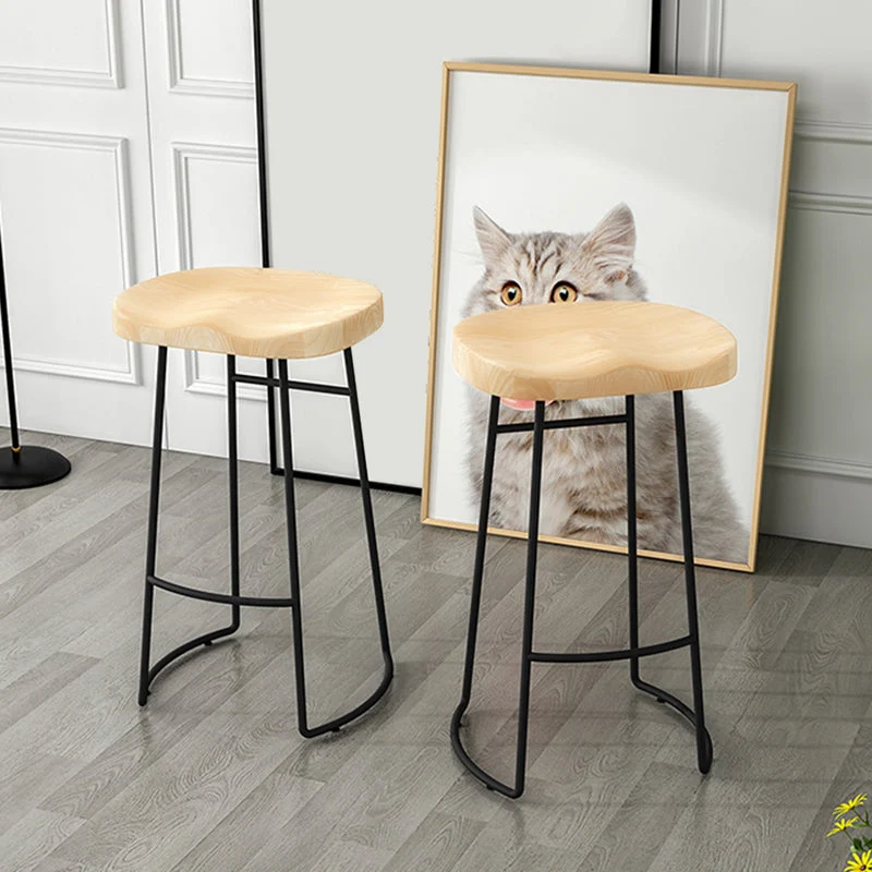 Moderne armloze rugloze tegenkruk grenenhouten barkruk met pedaal voor café Clearhalo