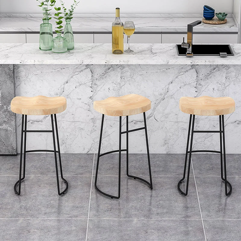 Moderne armloze rugloze tegenkruk grenenhouten barkruk met pedaal voor café Clearhalo