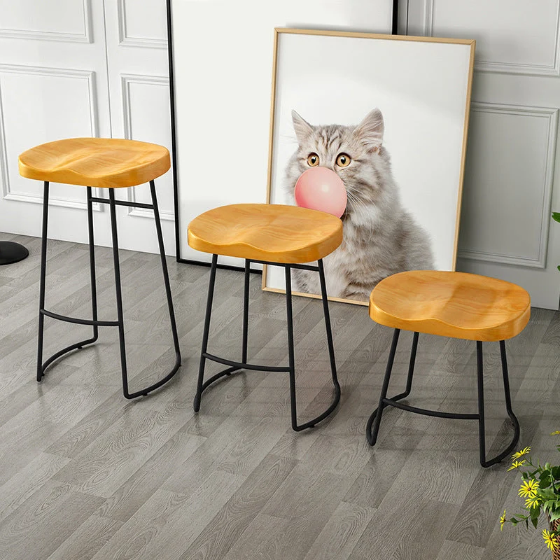 Moderne armloze rugloze tegenkruk grenenhouten barkruk met pedaal voor café Clearhalo