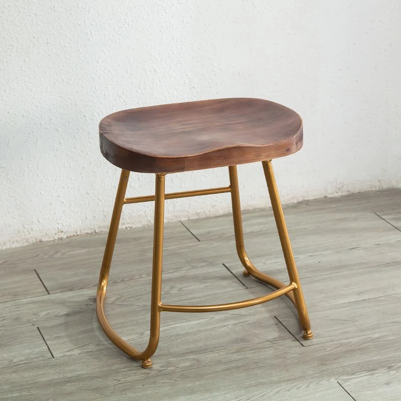 Moderne armloze rugloze tegenkruk, ijzeren keukenbarkruk met pedaal en houten zitting Clearhalo