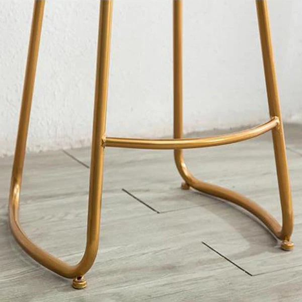 Moderne armloze rugloze tegenkruk, ijzeren keukenbarkruk met pedaal en houten zitting Clearhalo