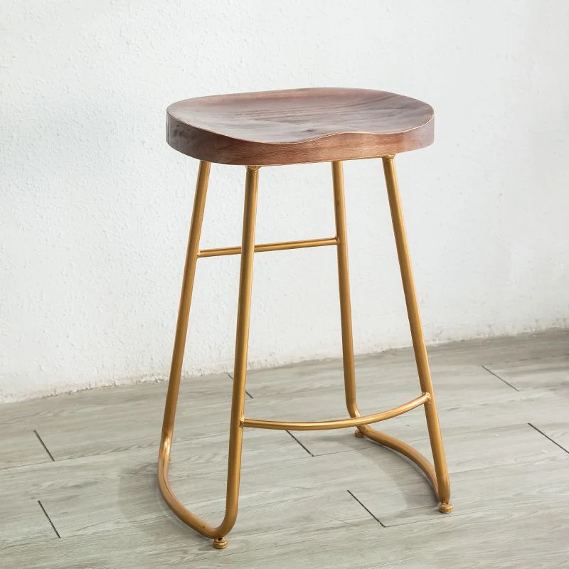 Moderne armloze rugloze tegenkruk, ijzeren keukenbarkruk met pedaal en houten zitting Clearhalo