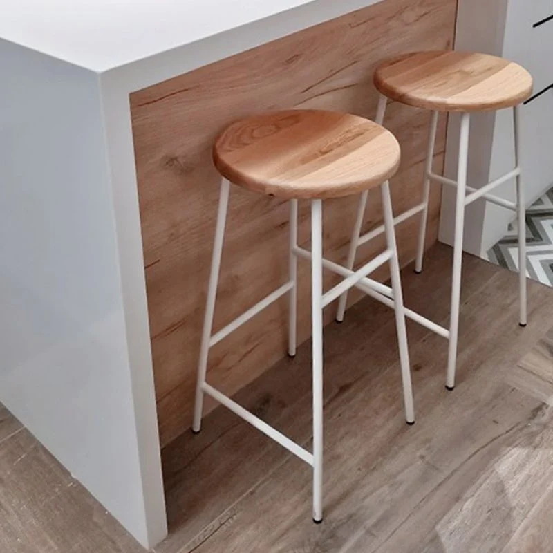 Moderne armloze, rugloze toonbankkruk, stalen dessertwinkelbarkruk met houten zitting Clearhalo