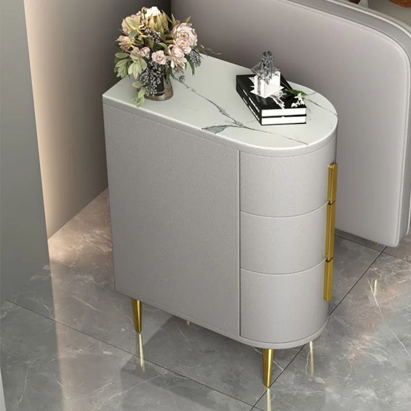 Moderne bijzettafel van 23,5 cm breed x 60 cm hoog met vier goudkleurige metalen poten Clearhalo