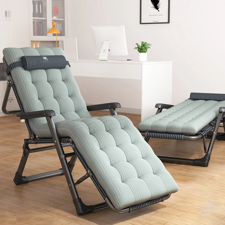 Moderne fauteuil met metalen onderstel, armleuningen en onafhankelijke voetbeweging Clearhalo