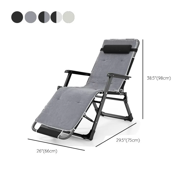 Moderne fauteuil met metalen onderstel, armleuningen en onafhankelijke voetbeweging Clearhalo