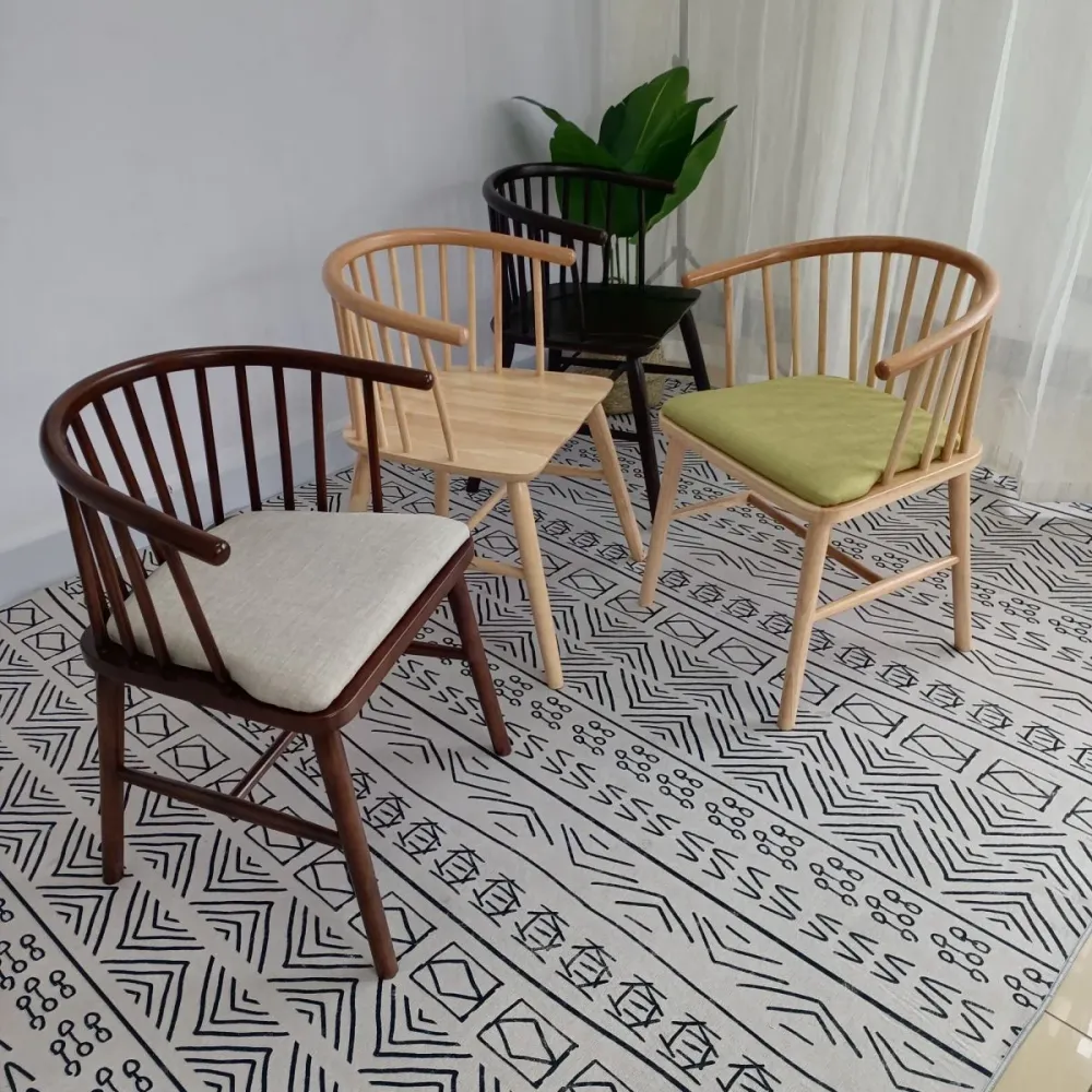 Moderne houten eetkamerstoel met lattenachterkant matte afwerking voor thuis Clearhalo