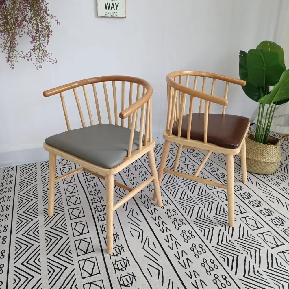 Moderne houten eetkamerstoel met lattenachterkant matte afwerking voor thuis Clearhalo