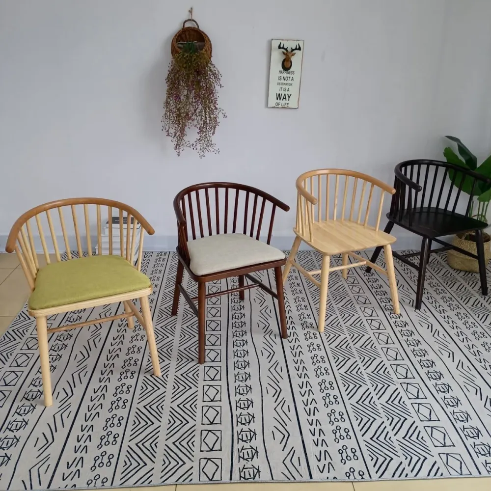 Moderne houten eetkamerstoel met lattenachterkant matte afwerking voor thuis Clearhalo