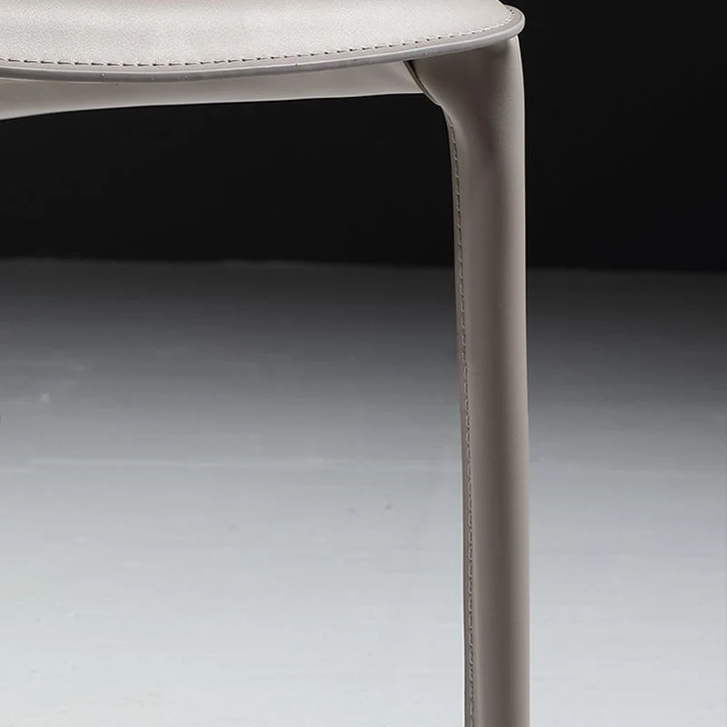 Moderne leren thuisstoel met armleuningen en matte afwerking Clearhalo